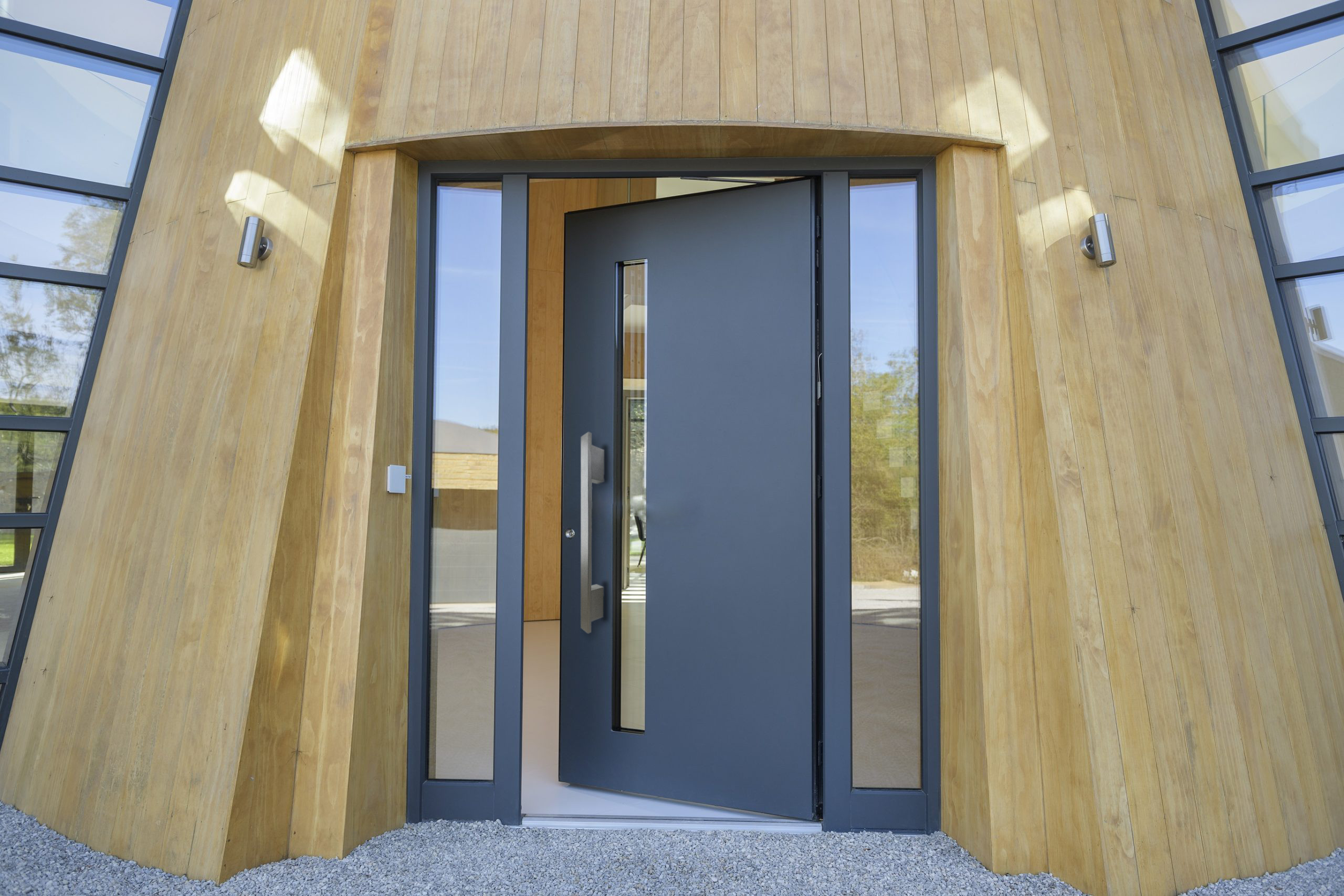 Puerta de entrada con tirador de aluminio Alusape